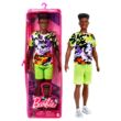 Kép 1/4 - Barbie Fashionistas barátok: UV zöld, terepmintás ruhájú fiú baba cipzáras tartóban