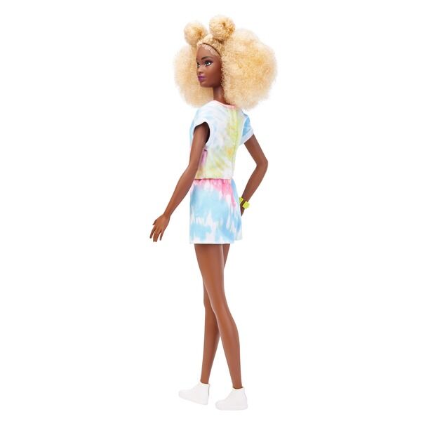 Barbie Fashionista: Afro hajú Barbie batikolt ruhában
