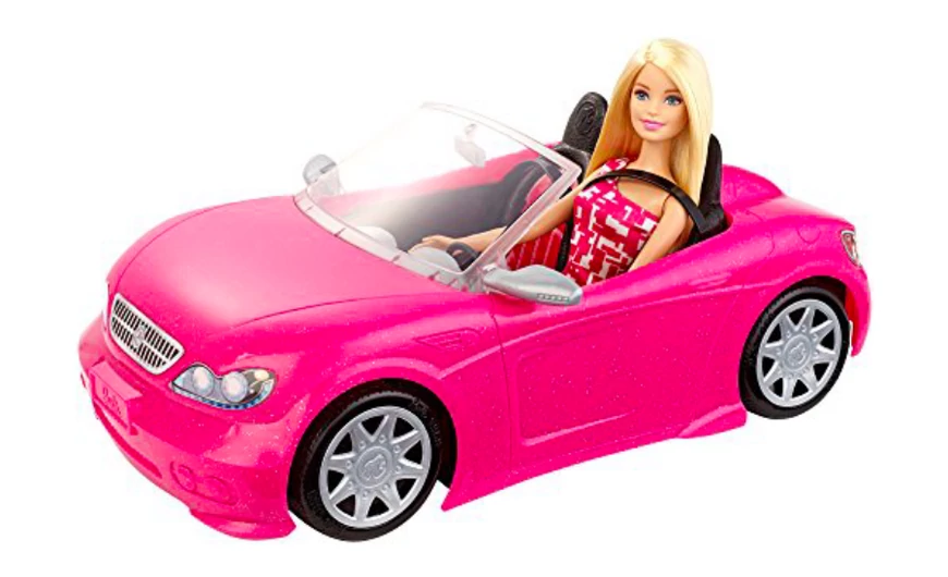 A Barbie autó még a felnőtteknek is irigylésre méltó